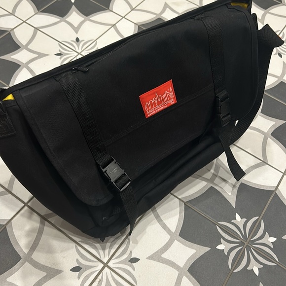 Classic Manhattan Portage Messenger Bag for work, school or travel. - Picture 3 of 14